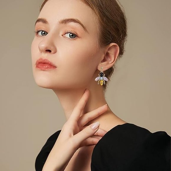 Neiman Marcus Queen Bee Necklace + Earrings Set - Picture 2 of 5